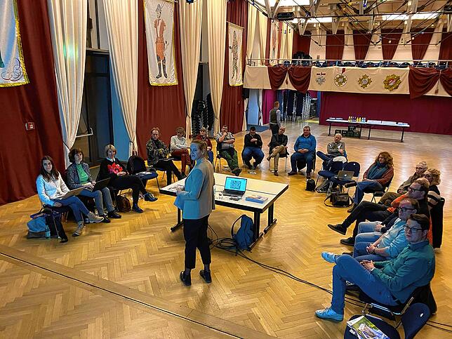 Vicoria Arens (IHK Hochrhein-Bodensee, Mitte) erläuterte im Bürgerhaus Adler Post die Ergebnisse des Projekts zur Innenstadtberatung. ...