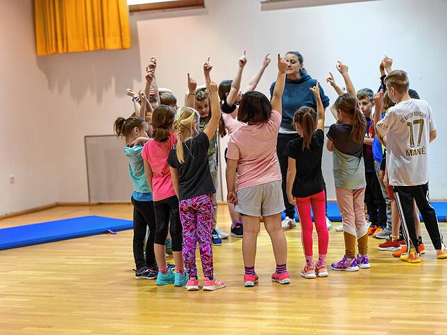 Als Klassenlehrerin Katharina Grieshaber fragt, wer etwas zum Schluss der Stunde aufführen mag, schießen alle Zeigefinger in die Höhe.
