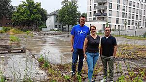 Architekt Alexander Höfflin (von rechts) spricht mit Gemeindeleiterin Corinna Schön und Maximilian Stroscher vom Bauausschuss der ...