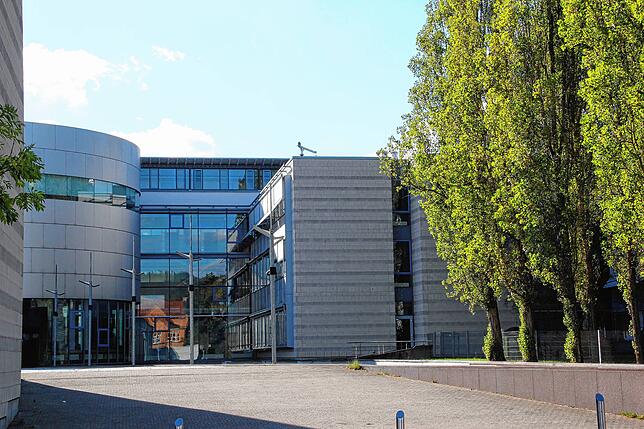 Vor dem Landratsamt Tuttlingen spielt sich die Angriffsszene ab.