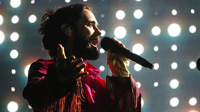 Jared Leto von &bdquo;Thirty Seconds to Mars&ldquo; beherrscht im Schlosspark die lauten und leisen Töne. Die Menge vor der Bühne hat er ...