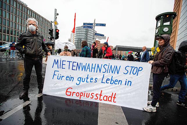 Problem Wohnungsnot: Berliner demonstrieren gegen die zunehmende Spekulation mit Wohnraum und Wohnungen.
