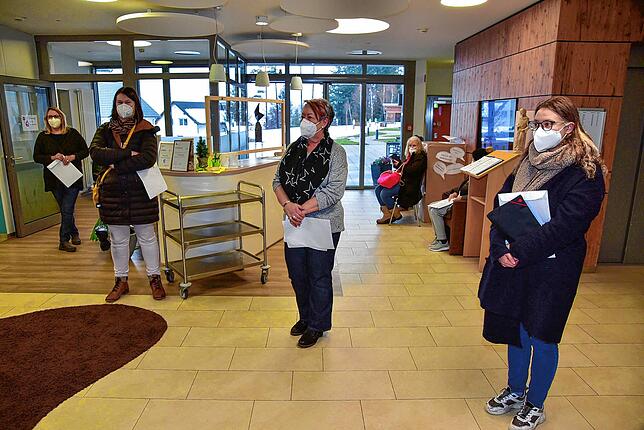Die Mitarbeiter im Lorenzhaus stehen geduldig an und warten, bis sie an der Reihe sind.