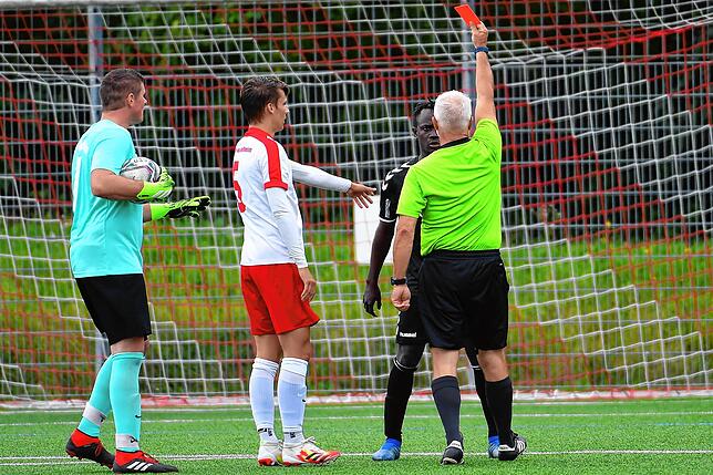 Fünf Minuten-Einsatz: Sidi Tindano (verdeckt) von der U23 des FV Lörrach-Brombach sah kurz nach seiner Einwechslung in der Partie gegen ...