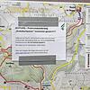 Am Startpunkt des Premiumwanderwegs Krebsbachputzer beim Portal der Lochmühle macht ein Hinweisschild auf die Sperrung aufmerksam. Die ...