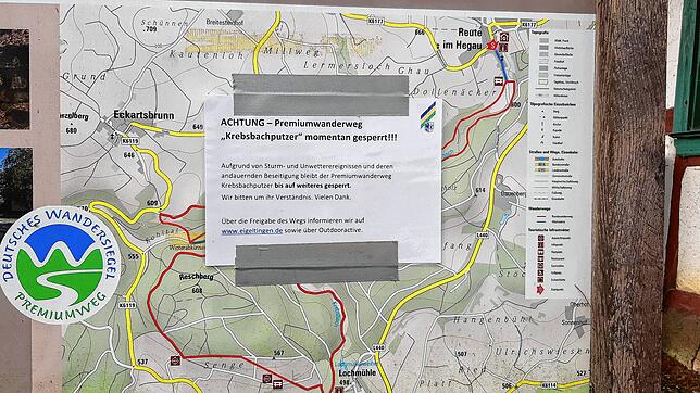 Am Startpunkt des Premiumwanderwegs Krebsbachputzer beim Portal der Lochmühle macht ein Hinweisschild auf die Sperrung aufmerksam. Die ...