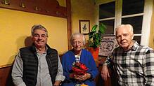 Für ihre langjährige Mitgliedschaft im Ortsverband der Freien Wähler geehrt werden (von links) Bernhard Maier (40 Jahre), Margot Richter ...