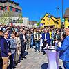Tausende Bürger und zahlreiche Ehrengäste nehmen an der feierlichen Einweihung des Marktplatzes teil. Bürgermeister Michael Rieger ...