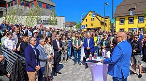 Tausende Bürger und zahlreiche Ehrengäste nehmen an der feierlichen Einweihung des Marktplatzes teil. Bürgermeister Michael Rieger ...