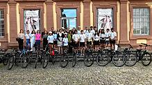 Die Teilnehmer und Teilnehmerinnen der „Tour de Baden“ kommen am 11. Juli im Kloster und Schloss Salem an, wo ein Empfang mit Schirmherr ...