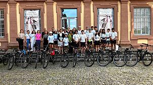 Die Teilnehmer und Teilnehmerinnen der „Tour de Baden“ kommen am 11. Juli im Kloster und Schloss Salem an, wo ein Empfang mit Schirmherr ...