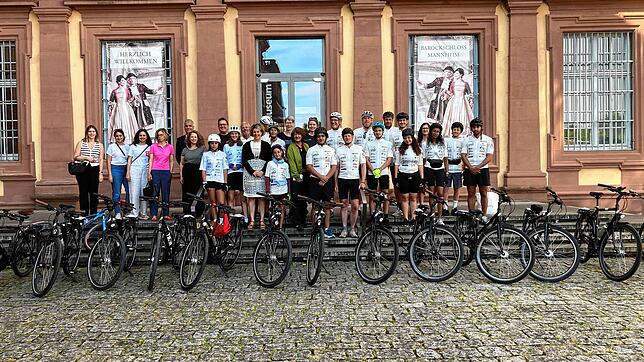 Die Teilnehmer und Teilnehmerinnen der „Tour de Baden“ kommen am 11. Juli im Kloster und Schloss Salem an, wo ein Empfang mit Schirmherr ...