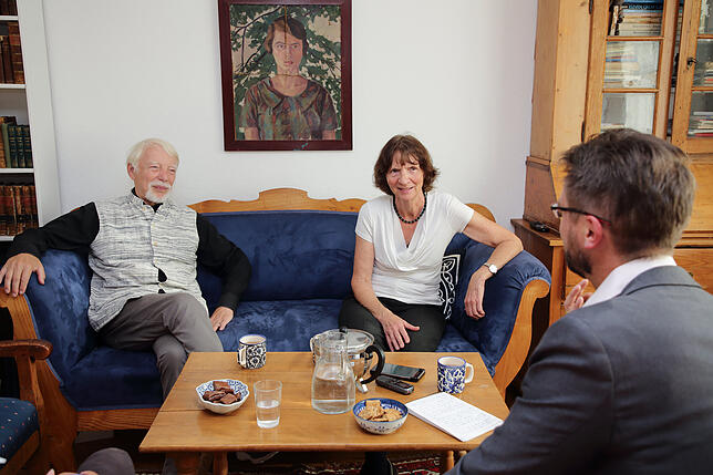 Interview vor der Preisverleihung: Zu Besuch beim Konstanzer Forscherpaar Aleida und Jan Assmann. Rechts SÜDKURIER-Kulturchef Johannes ...