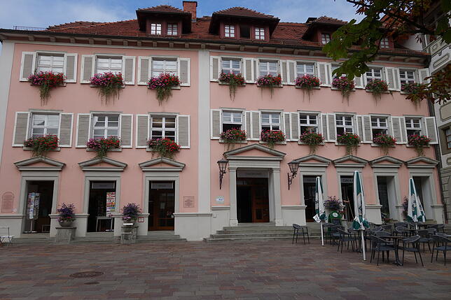 Das Gebäude des ehemaligen Amtsgerichts hat im Zuge der Sanierung einen Arkadengang erhalten. Parken ist hier untersagt. Dafür dient der ...