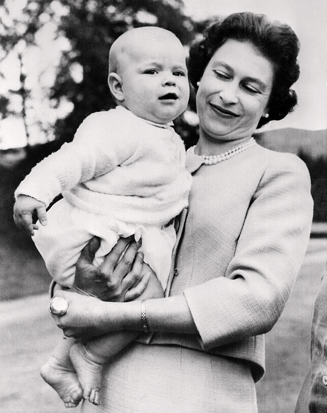 Mutter und Sohn: Königin Elizabeth II. im September 1960 mit Baby Andrew auf Schloss Balmoral – da war der Prinz sieben Monate alt.