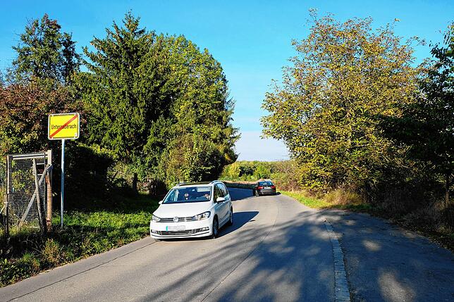 Auf der schmalen Straße durch das Schmalholz gibt es keine Tempobeschränkung.