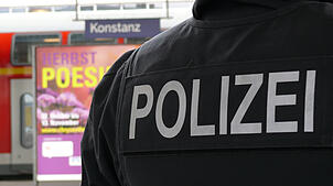 (Archivbild) Regelmäßig kontrollieren Einsatzkräfte der Bundespolizeiinspektion am Konstanzer Bahnhof die Reisenden. Doch ein Mann, der ...