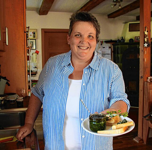 Einfach lecker und frisch: Mit nur wenigen Zutaten verarbeitet die Kräuterpädagogin Ute Stump aus Altheim Wilden Dost zu einem Pesto.