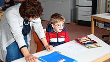 Lucia Hoffmann-Bischof hilft Laurin Padeken bei seinen Mathematikaufgaben. Der Fokus des Unterrichts in der Nachsorgeklinik Tannheim ...