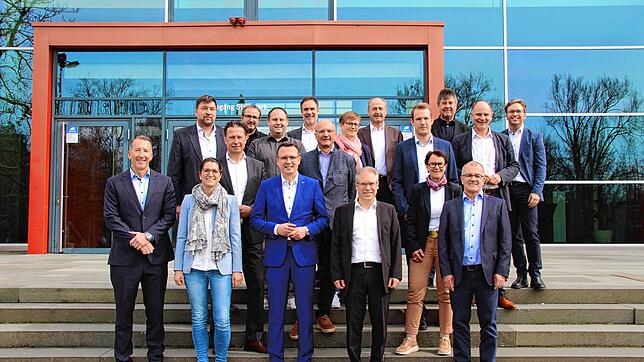Gruppenbild mit Partnern: Vertreter von Singens Wirtschaft und Verwaltung freuen sich auf das zehnte Wirtschaftsforum in der Stadthalle, ...