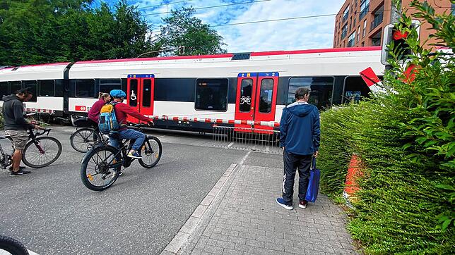 Der Bahnübergang an der Fahrradstraße ist hochfrequentiert. Täglich überfahren ihn mehrere tausend Radler. Fast alle Verkehrsteilnehmer ...