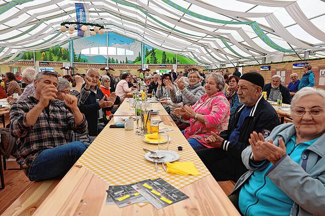 Gute Stimmung herrscht bei den Besuchern im Festzelt – hier Gäste aus dem St.-Franziskus-Stift VS-Schwenningen.
