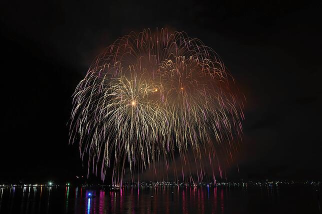 Bild 21: Konstanzer Seenachtfest 2024 - Jetzt knallt's! Das Feuerwerk am Bodensee bringt Zuschauer zum Staunen