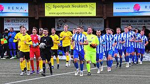 Das Kreisliga A-Derby zwischen der SG Eintracht Gütenbach-Neukirch (gelbe Trikots) und den Schönenbachern lockte nicht nur eine große ...
