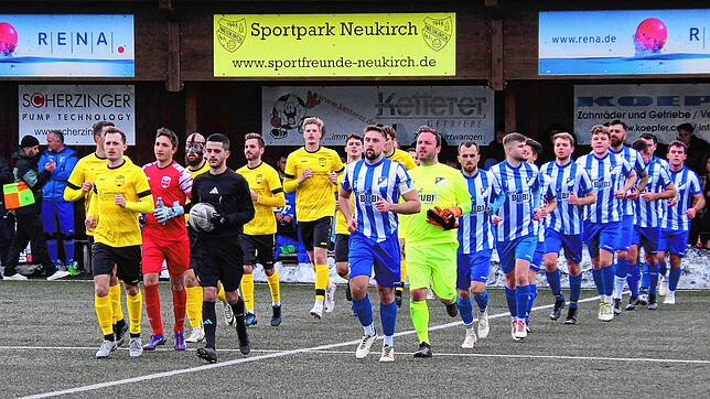 Das Kreisliga A-Derby zwischen der SG Eintracht Gütenbach-Neukirch (gelbe Trikots) und den Schönenbachern lockte nicht nur eine große ...