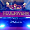 Ein Feuerwehrauto im Einsatz (Symbolbild). Feuerwehren rückte zu Bränden in Albbruck-Buch und Waldshut aus.