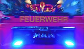 Ein Feuerwehrauto im Einsatz (Symbolbild). Feuerwehren rückte zu Bränden in Albbruck-Buch und Waldshut aus.