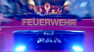 Ein Feuerwehrauto im Einsatz (Symbolbild). Feuerwehren rückte zu Bränden in Albbruck-Buch und Waldshut aus.