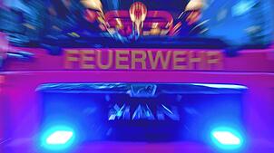 Ein Feuerwehrauto im Einsatz (Symbolbild). Feuerwehren rückte zu Bränden in Albbruck-Buch und Waldshut aus.