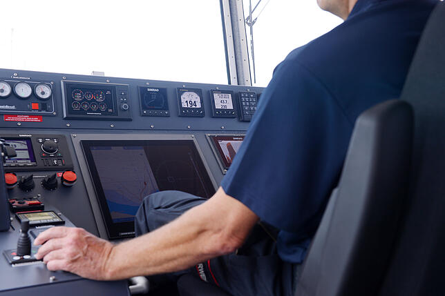 Das Feuerwehrboot verfügt über modernste Technik an Bord: Navigation, Steuerung und auch das Löschen ist jetzt einfacher als bisher.