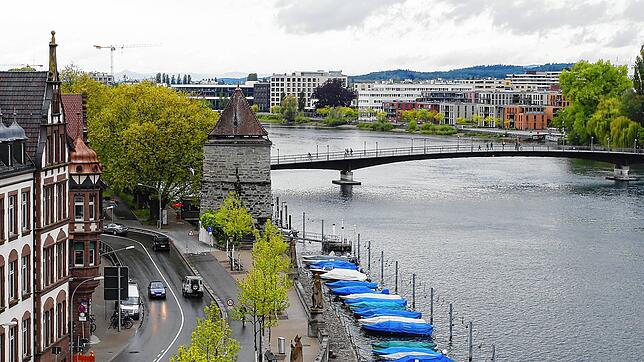 Der Pulverturm und dahinter die Fahrradbrücke: Entstanden ist das Bild aus dem Rheintorturm.