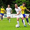 Hier versucht der Spieler von der SpVgg FAL Robin Karg (rechts) den Pfullendorfer Heiko Behr (links) vom Ball zu trennen.
