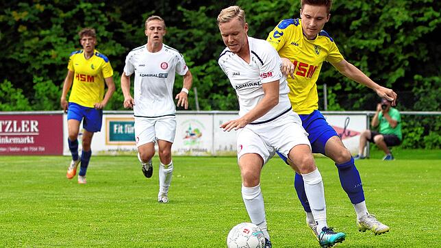Hier versucht der Spieler von der SpVgg FAL Robin Karg (rechts) den Pfullendorfer Heiko Behr (links) vom Ball zu trennen.