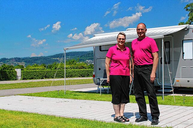 Sonja und Oliver Bier führen ihren Camping-Platz mit Herzblut. Neben dem Management kümmern sie sich auch um die Platzpflege, das ...