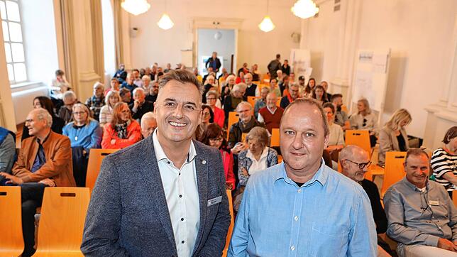 Rund 120 Interessierte kamen in den Bürgersaal, denn Uwe Kopf (links), Tiefbauamtsleiter der Stadt Konstanz, und Peter Martin, Bauleiter ...