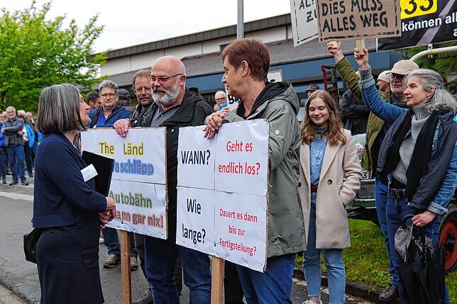 (Archivbild) Beim Besuch von Regierungspräsidentin Bärbel Schäfer (links) in Allensbach zum Thema Ausbau der B33: Bürger standen im Mai ...