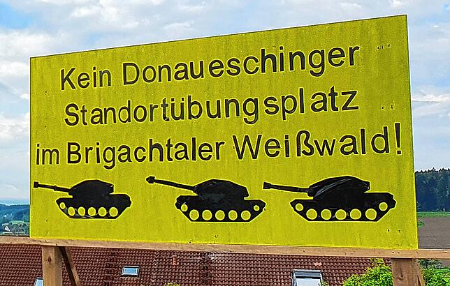 Ein Protestplakat gegen den Übungsplatz im Juni 2021.