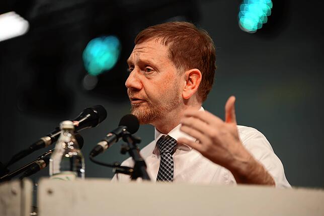Bild 9: Gute Laune und volles Festzelt bei der Rede von Michael Kretschmer