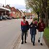 Die Geschwister Adrian und Melinda Grachovac (Mitte) laufen mit Michelle Hübner auf dem Gehweg der Schaffhauser Straße. Dieser Abschnitt ...