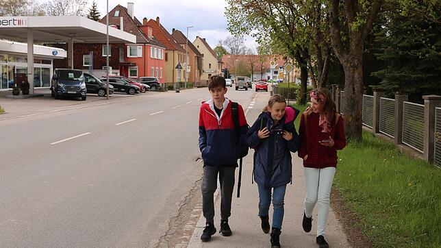 Die Geschwister Adrian und Melinda Grachovac (Mitte) laufen mit Michelle Hübner auf dem Gehweg der Schaffhauser Straße. Dieser Abschnitt ...