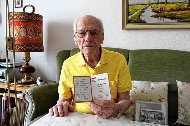 Stolz zeigte Andreas &bdquo;Ala&ldquo; Frank im Juli 2018 seinen Mitgliedsausweis beim FC Konstanz. Er war damals mit 95 Jahren das ...