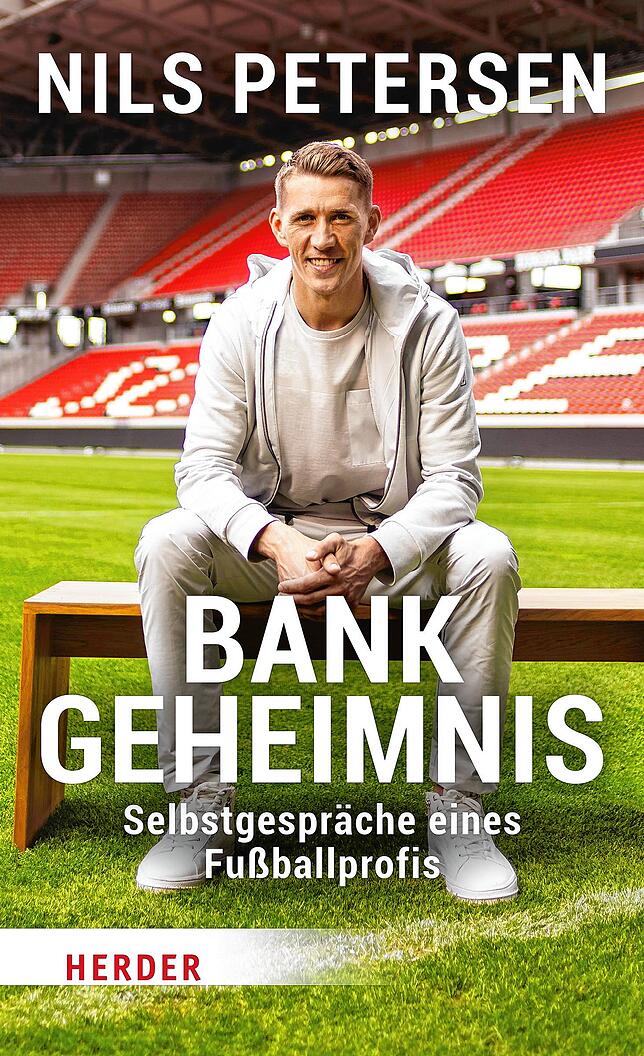 Das Buch: Nils Petersen: „Bank-Geheimnis“ – Selbstgespräche eines Fußballprofis, Herder-Verlag, Berlin, 176 Seiten, ...