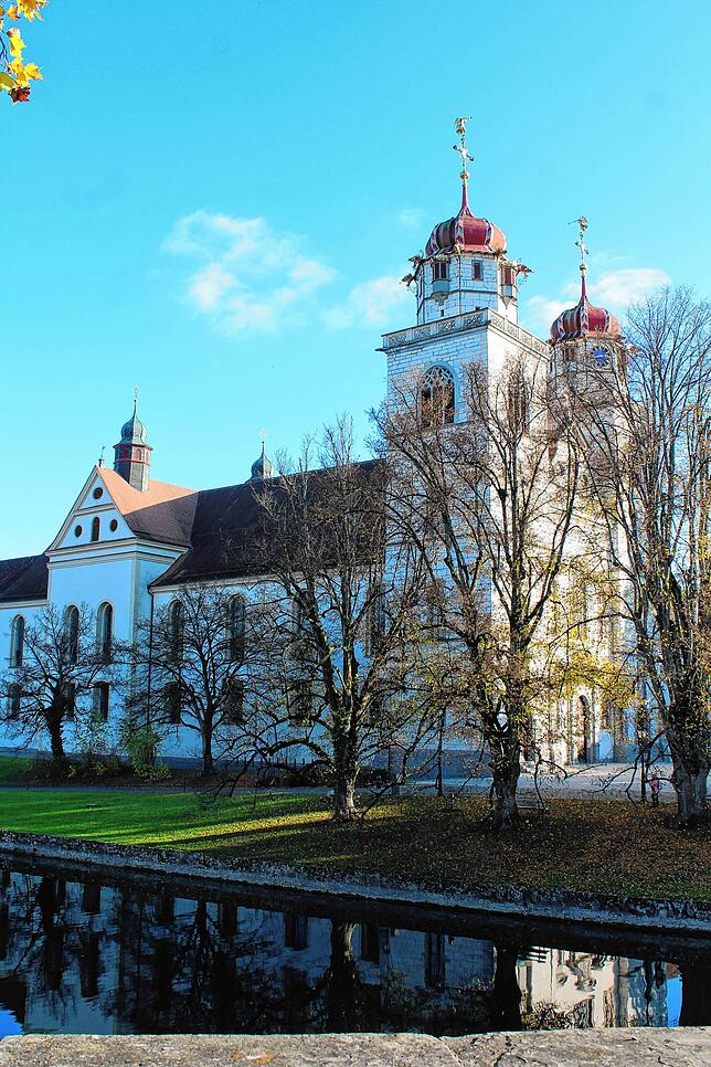 Die Klosterkirche beeindruckt innen wie außen.