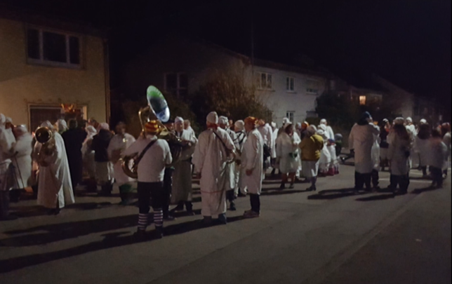 Schwelgen in Erinnerungen: Die Narrengesellschaft Schnecken Nußdorf hat Videos und Bilder von vergangenen Hemdglonkerumzügen ...
