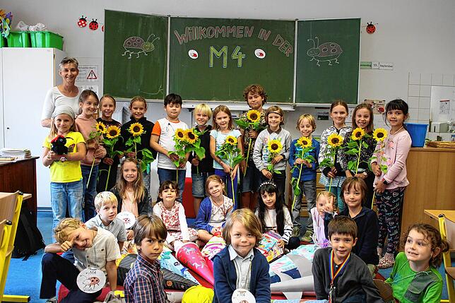 Das Einschulungsfoto der Stephansschule von der Klasse M4, zusammen mit der Klassenlehrerin Alexandra Breit-Baumgartner.