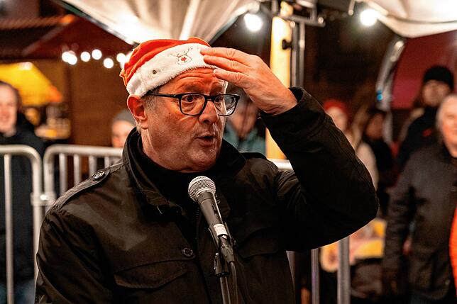 Oberbürgermeister Jürgen Roth ließt zur Öffnung seines 5. Adventsfenster am Rathaus eine kleine Weihnachtsgeschichte.